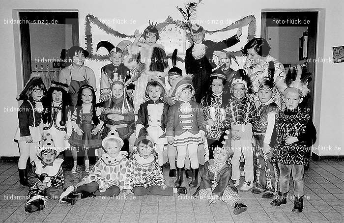 1972 Karneval im Kindergarten St. Peter in Sinzig: KRKNSTPTSN-013613