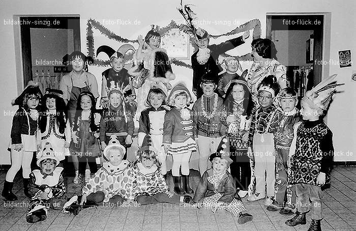 1972 Karneval im Kindergarten St. Peter in Sinzig: KRKNSTPTSN-013614