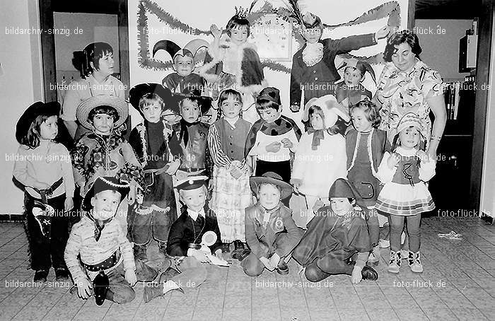1972 Karneval im Kindergarten St. Peter in Sinzig: KRKNSTPTSN-013615