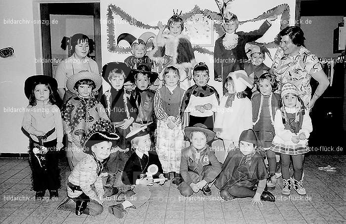 1972 Karneval im Kindergarten St. Peter in Sinzig: KRKNSTPTSN-013616