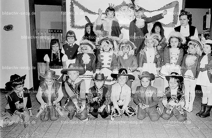 1972 Karneval im Kindergarten St. Peter in Sinzig: KRKNSTPTSN-013617
