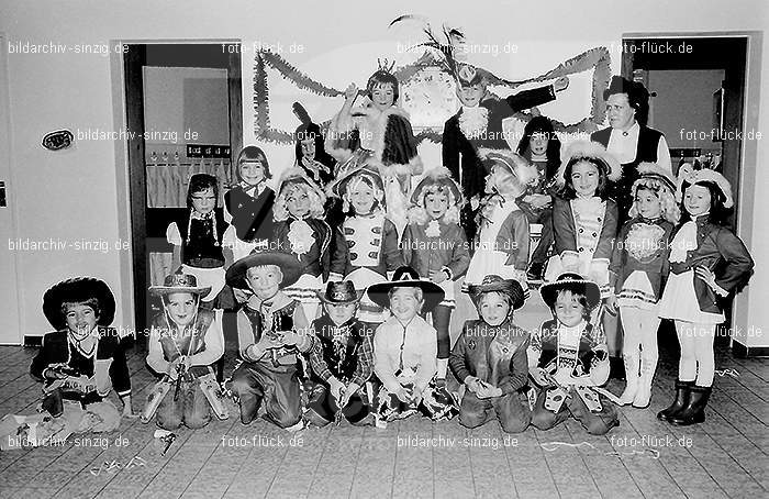 1972 Karneval im Kindergarten St. Peter in Sinzig: KRKNSTPTSN-013618