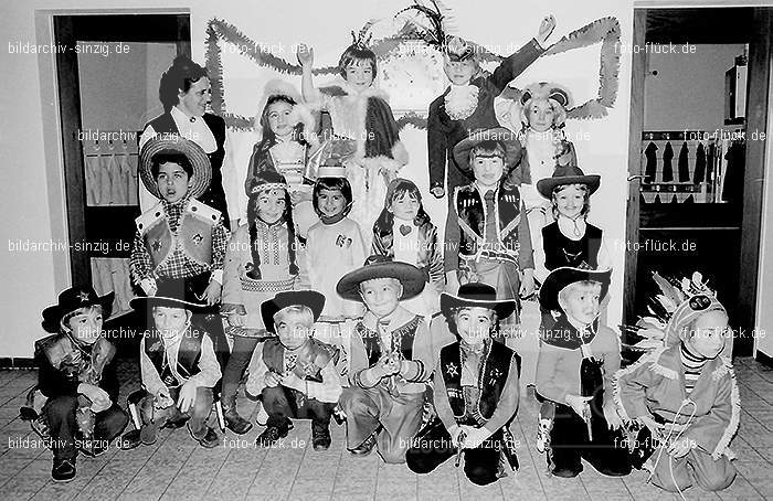 1972 Karneval im Kindergarten St. Peter in Sinzig: KRKNSTPTSN-013619