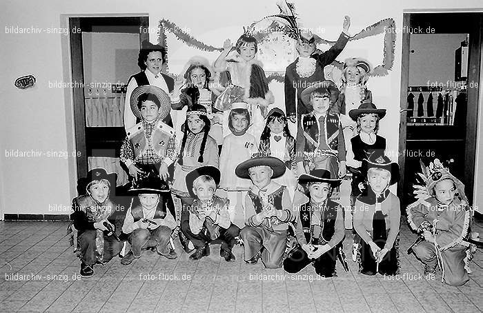 1972 Karneval im Kindergarten St. Peter in Sinzig: KRKNSTPTSN-013620