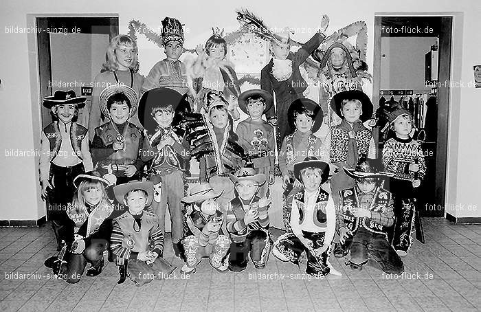 1972 Karneval im Kindergarten St. Peter in Sinzig: KRKNSTPTSN-013621