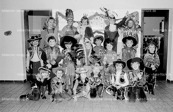 1972 Karneval im Kindergarten St. Peter in Sinzig: KRKNSTPTSN-013622