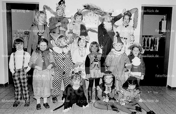 1972 Karneval im Kindergarten St. Peter in Sinzig: KRKNSTPTSN-013623
