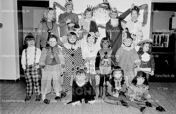 1972 Karneval im Kindergarten St. Peter in Sinzig: KRKNSTPTSN-013624