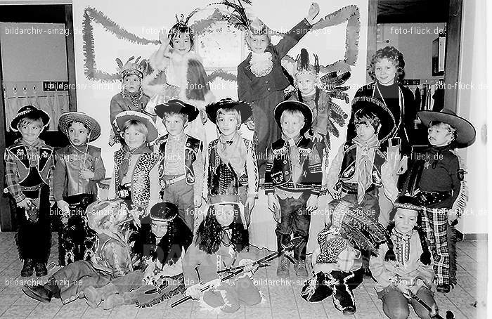 1972 Karneval im Kindergarten St. Peter in Sinzig: KRKNSTPTSN-013625