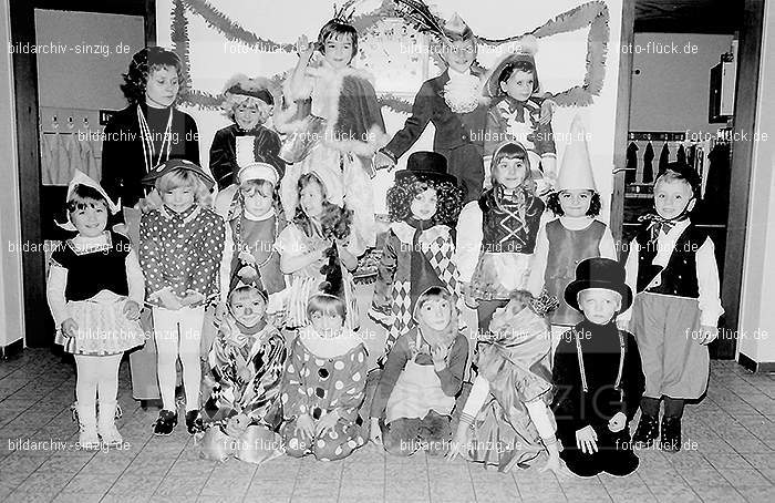 1972 Karneval im Kindergarten St. Peter in Sinzig: KRKNSTPTSN-013627