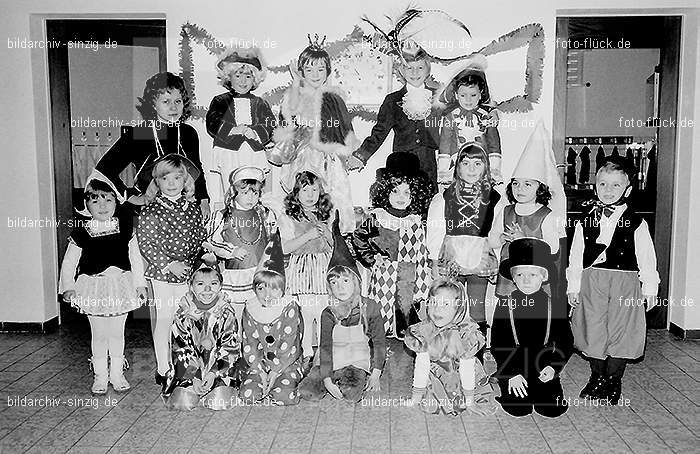 1972 Karneval im Kindergarten St. Peter in Sinzig: KRKNSTPTSN-013628