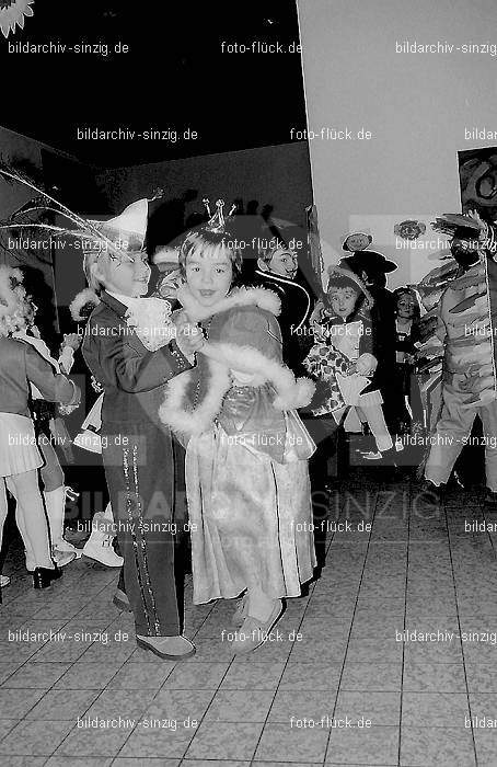 1972 Karneval im Kindergarten St. Peter in Sinzig: KRKNSTPTSN-013629
