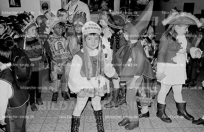 1972 Karneval im Kindergarten St. Peter in Sinzig: KRKNSTPTSN-013630