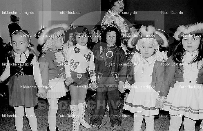 1972 Karneval im Kindergarten St. Peter in Sinzig: KRKNSTPTSN-013631