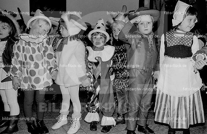 1972 Karneval im Kindergarten St. Peter in Sinzig: KRKNSTPTSN-013632