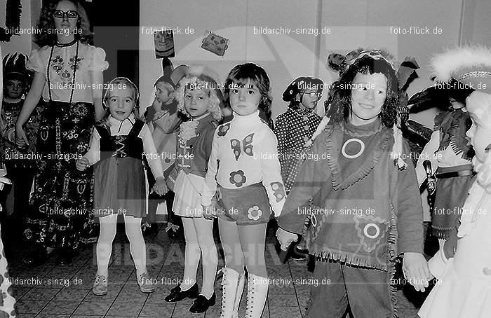 1972 Karneval im Kindergarten St. Peter in Sinzig: KRKNSTPTSN-013633