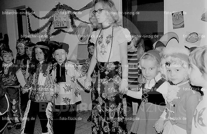 1972 Karneval im Kindergarten St. Peter in Sinzig: KRKNSTPTSN-013634