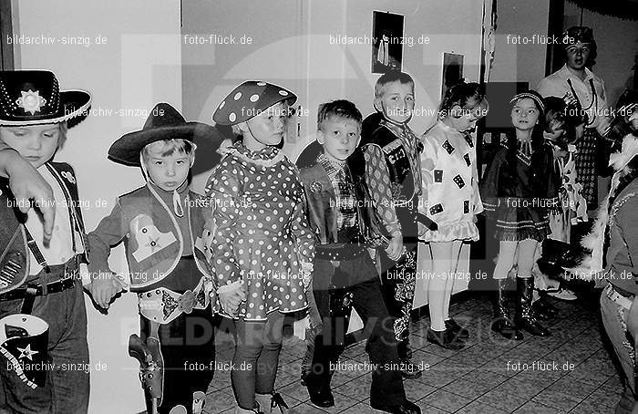 1972 Karneval im Kindergarten St. Peter in Sinzig: KRKNSTPTSN-013635