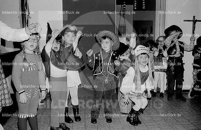 1972 Karneval im Kindergarten St. Peter in Sinzig: KRKNSTPTSN-013637