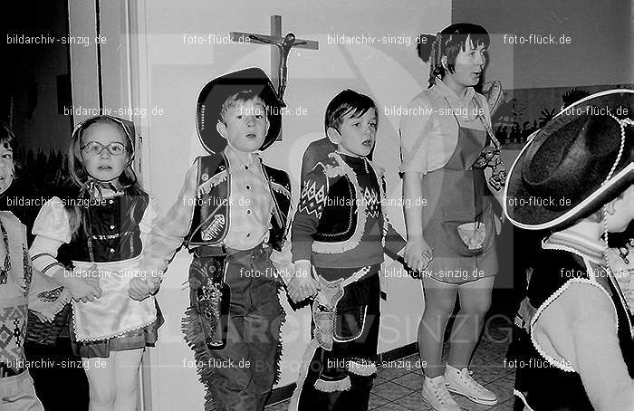1972 Karneval im Kindergarten St. Peter in Sinzig: KRKNSTPTSN-013638