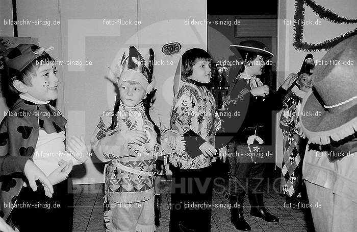1972 Karneval im Kindergarten St. Peter in Sinzig: KRKNSTPTSN-013639