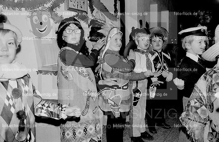 1972 Karneval im Kindergarten St. Peter in Sinzig: KRKNSTPTSN-013640