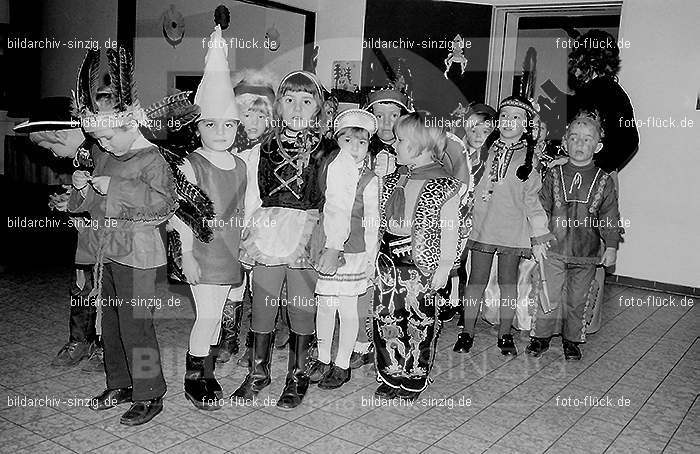 1972 Karneval im Kindergarten St. Peter in Sinzig: KRKNSTPTSN-013641