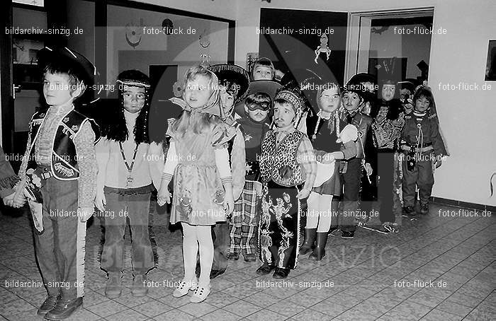 1972 Karneval im Kindergarten St. Peter in Sinzig: KRKNSTPTSN-013642