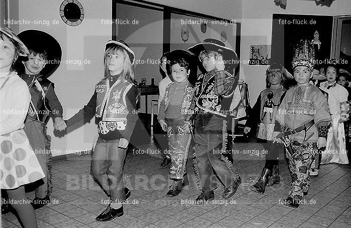 1972 Karneval im Kindergarten St. Peter in Sinzig: KRKNSTPTSN-013643