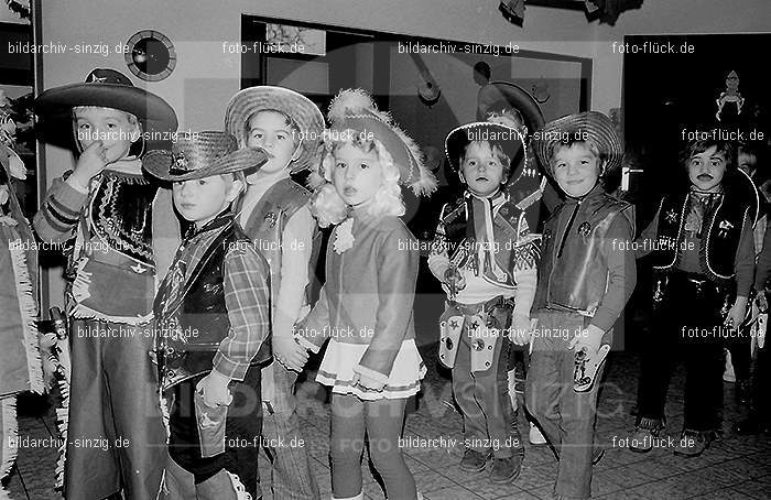 1972 Karneval im Kindergarten St. Peter in Sinzig: KRKNSTPTSN-013644