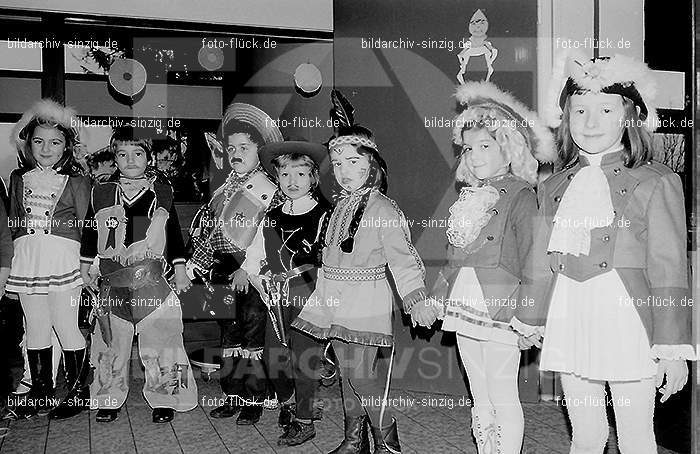 1972 Karneval im Kindergarten St. Peter in Sinzig: KRKNSTPTSN-013645