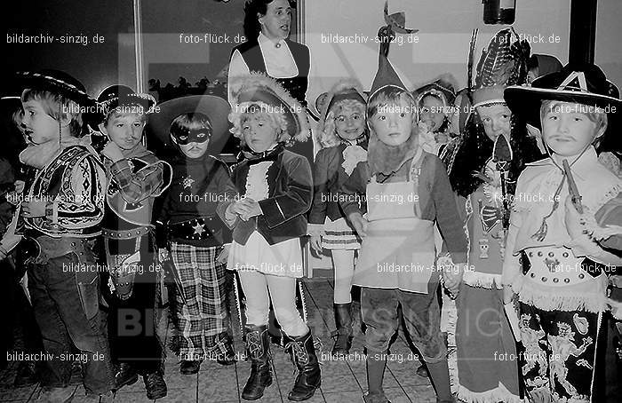 1972 Karneval im Kindergarten St. Peter in Sinzig: KRKNSTPTSN-013649