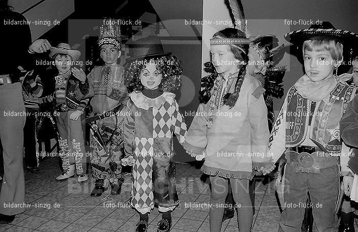 1972 Karneval im Kindergarten St. Peter in Sinzig: KRKNSTPTSN-013650