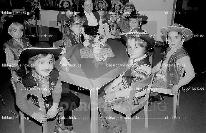 1972 Karneval im Kindergarten St. Peter in Sinzig: KRKNSTPTSN-013653