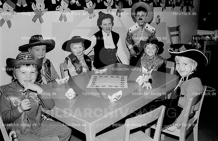 1972 Karneval im Kindergarten St. Peter in Sinzig: KRKNSTPTSN-013654