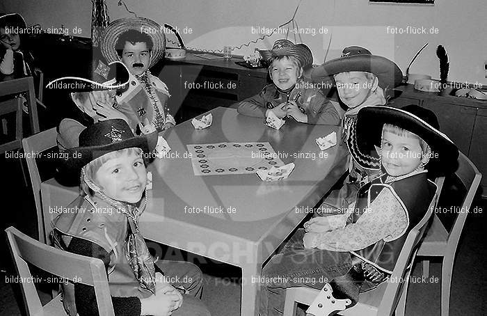 1972 Karneval im Kindergarten St. Peter in Sinzig: KRKNSTPTSN-013655