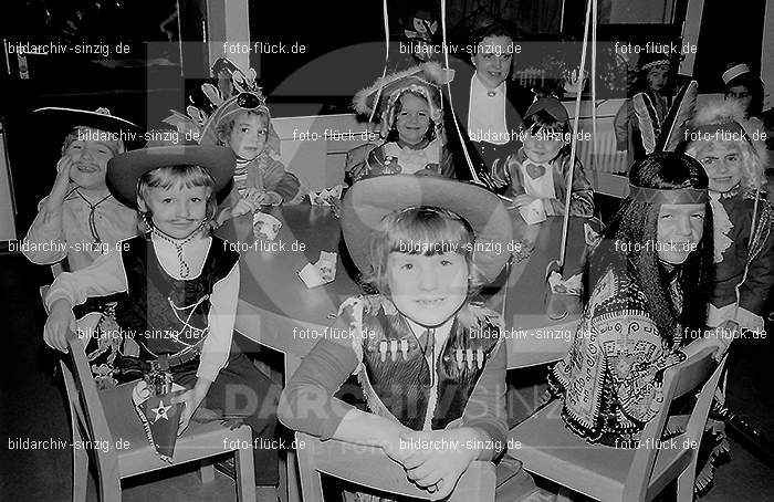 1972 Karneval im Kindergarten St. Peter in Sinzig: KRKNSTPTSN-013656