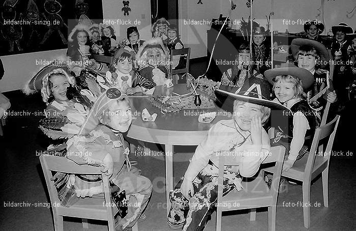 1972 Karneval im Kindergarten St. Peter in Sinzig: KRKNSTPTSN-013657