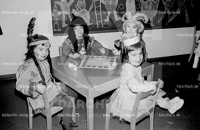 1972 Karneval im Kindergarten St. Peter in Sinzig: KRKNSTPTSN-013658