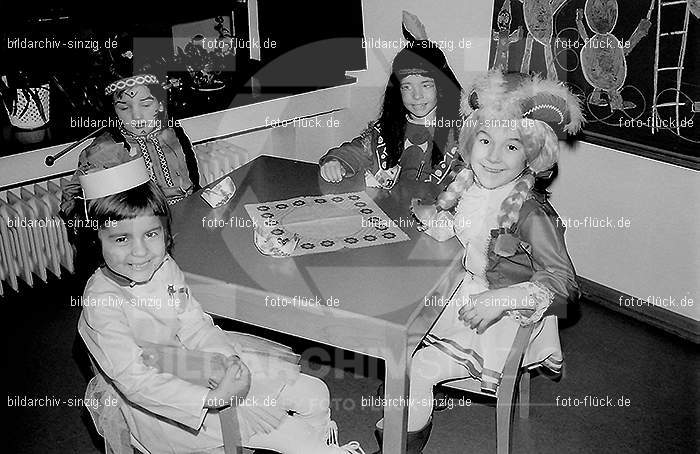 1972 Karneval im Kindergarten St. Peter in Sinzig: KRKNSTPTSN-013659