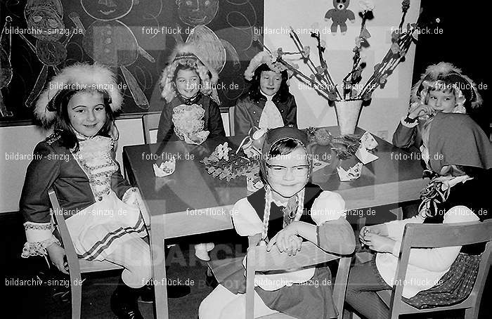 1972 Karneval im Kindergarten St. Peter in Sinzig: KRKNSTPTSN-013660