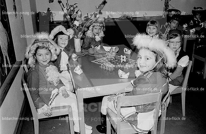 1972 Karneval im Kindergarten St. Peter in Sinzig: KRKNSTPTSN-013661