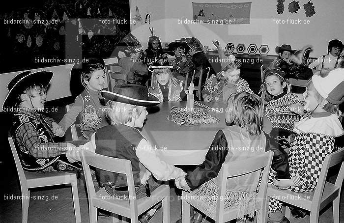 1972 Karneval im Kindergarten St. Peter in Sinzig: KRKNSTPTSN-013662