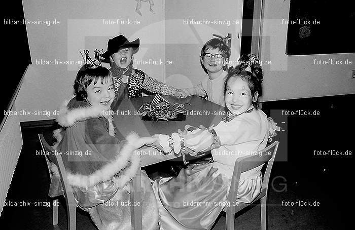 1972 Karneval im Kindergarten St. Peter in Sinzig: KRKNSTPTSN-013664