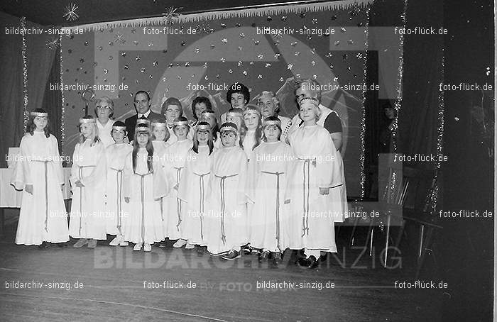 1971 AWO Weihnachtsfeier der Senioren: WWHSN-013782