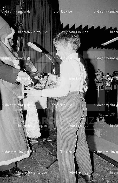 1971 Weihnachtsfeier für die Kinder der Angestellten der Agrob: WHFRKNNGGR-013864
