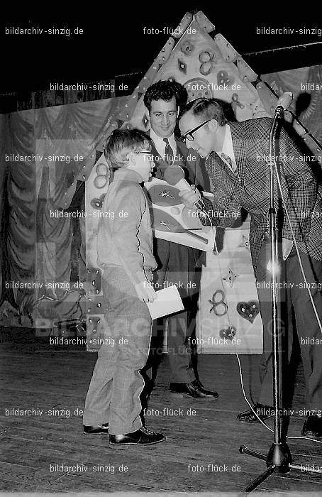 1971 Weihnachtsfeier für die Kinder der Angestellten der Agrob: WHFRKNNGGR-013868