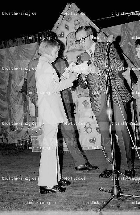 1971 Weihnachtsfeier für die Kinder der Angestellten der Agrob: WHFRKNNGGR-013869