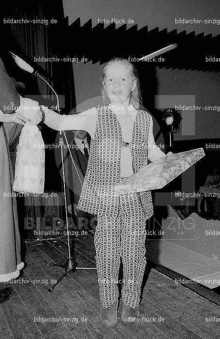 1971 Weihnachtsfeier für die Kinder der Angestellten der Agrob: WHFRKNNGGR-013871