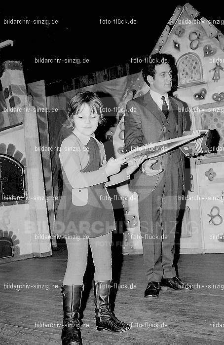 1971 Weihnachtsfeier für die Kinder der Angestellten der Agrob: WHFRKNNGGR-013872